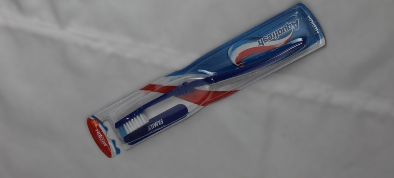 Aqua fresh tooth brush family medium